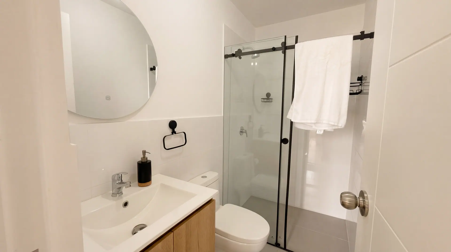 Baño de un departamento de Airbnb administrado por Maison Nova, revisado y repuesto antes del check-in