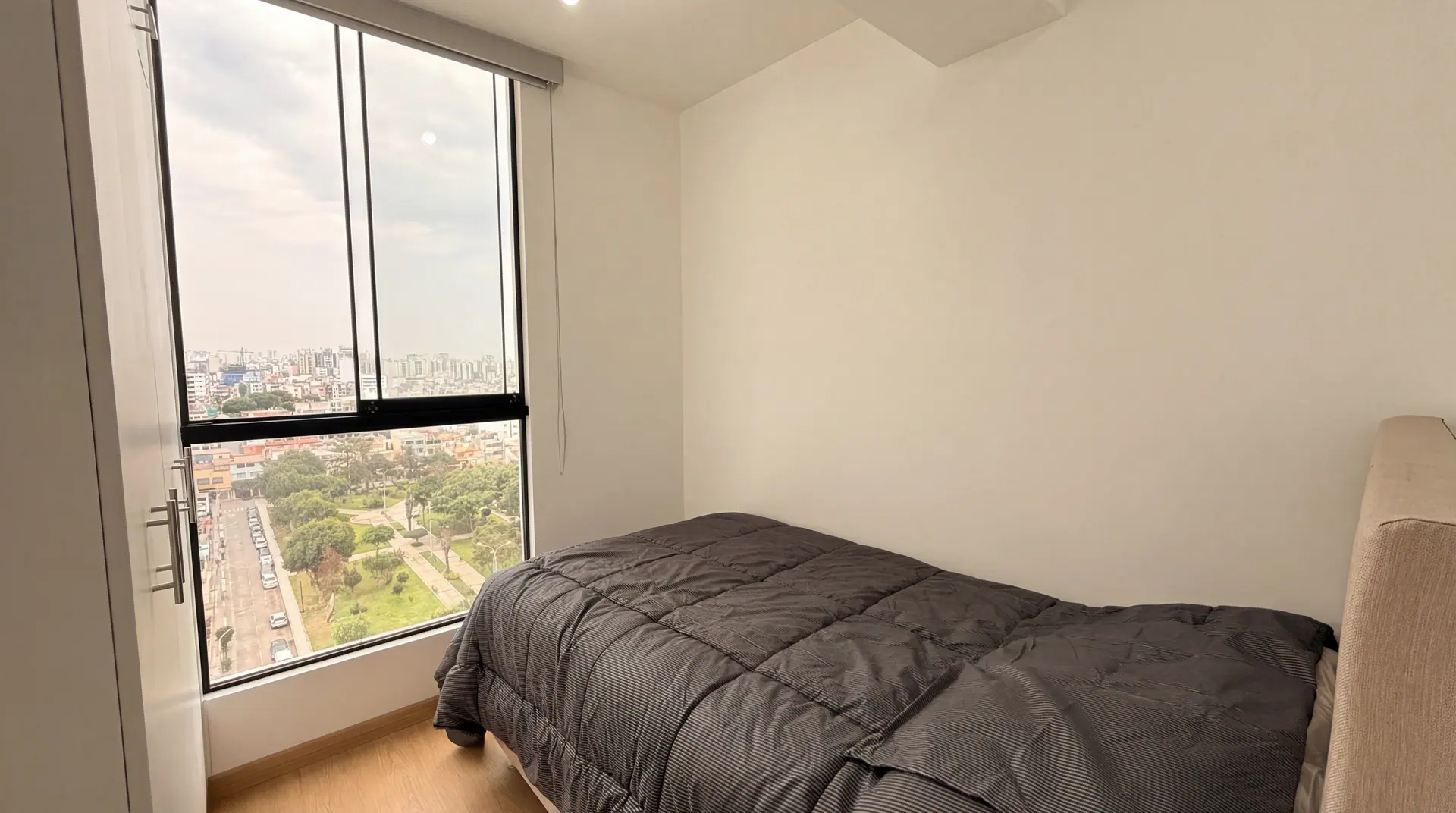 Dormitorio principal de un departamento que su propietario reserva para uso propio un fin de semana al mes