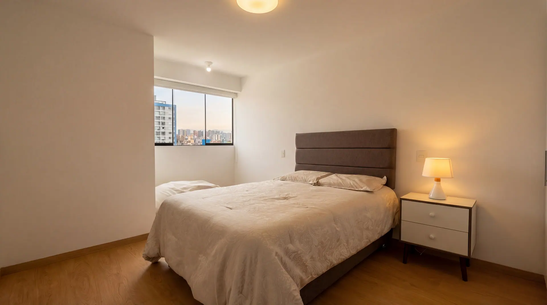 Dormitorio de un departamento con reportes periódicos