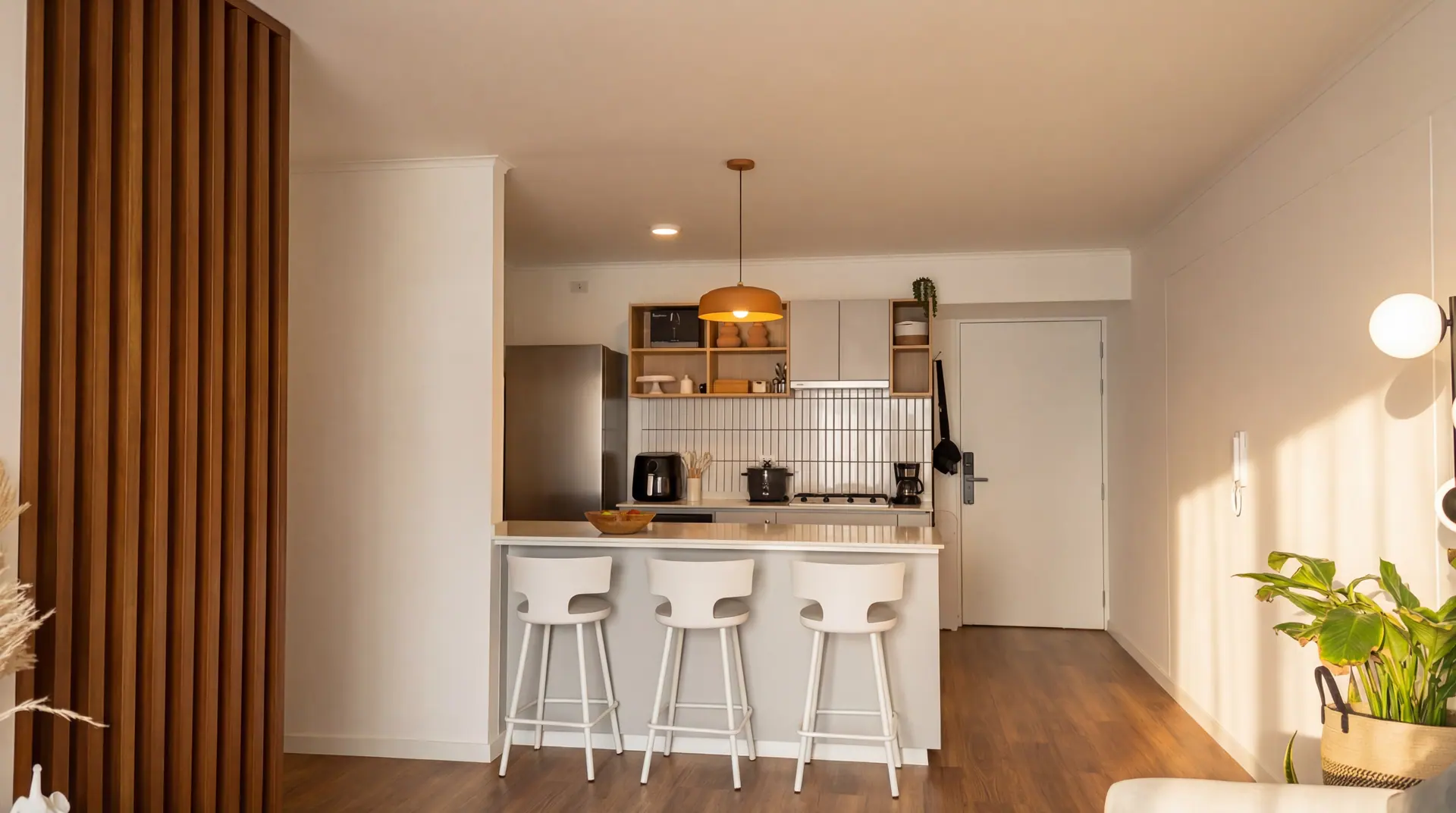 Cocina con barra y taburetes en un departamento de Airbnb administrado por Maison Nova en Lima
