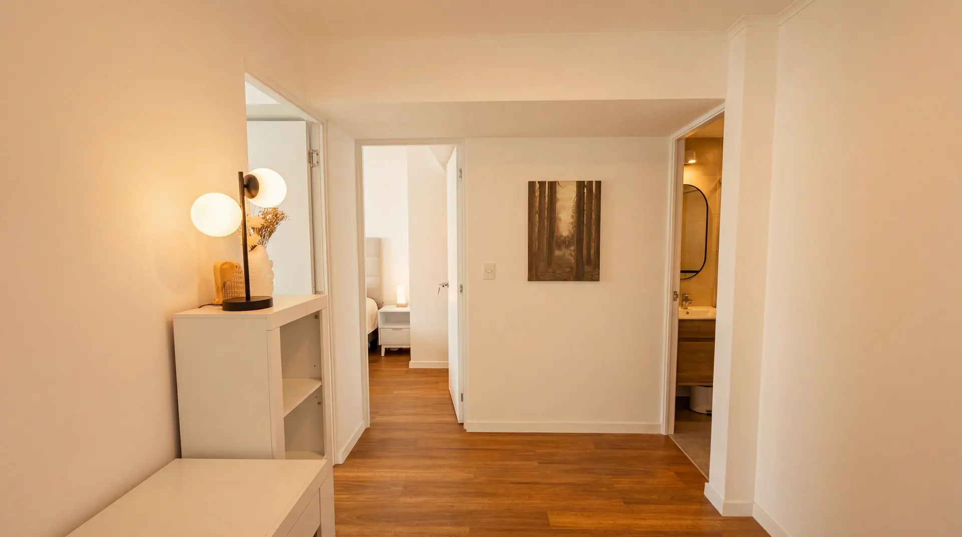 Pasillo de un departamento de Airbnb administrado por Maison Nova que conecta el dormitorio y el baño