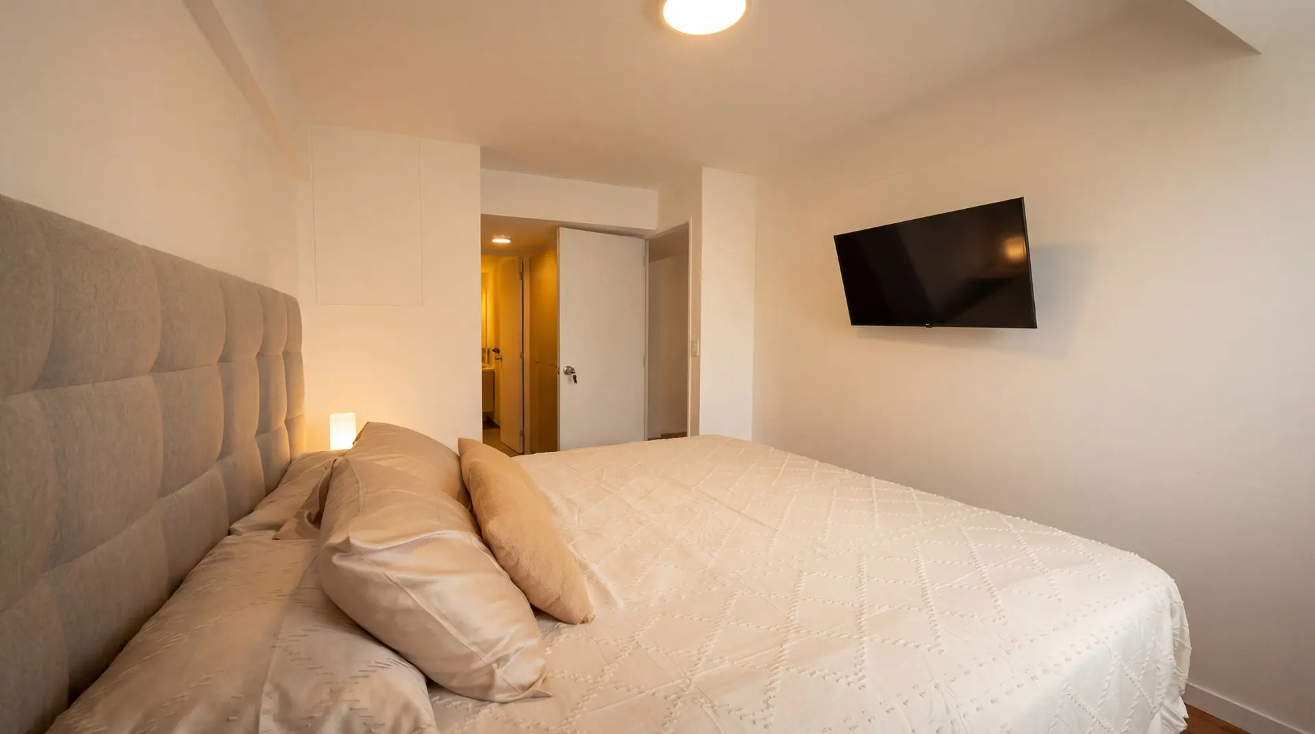 Dormitorio doble de un departamento en operación