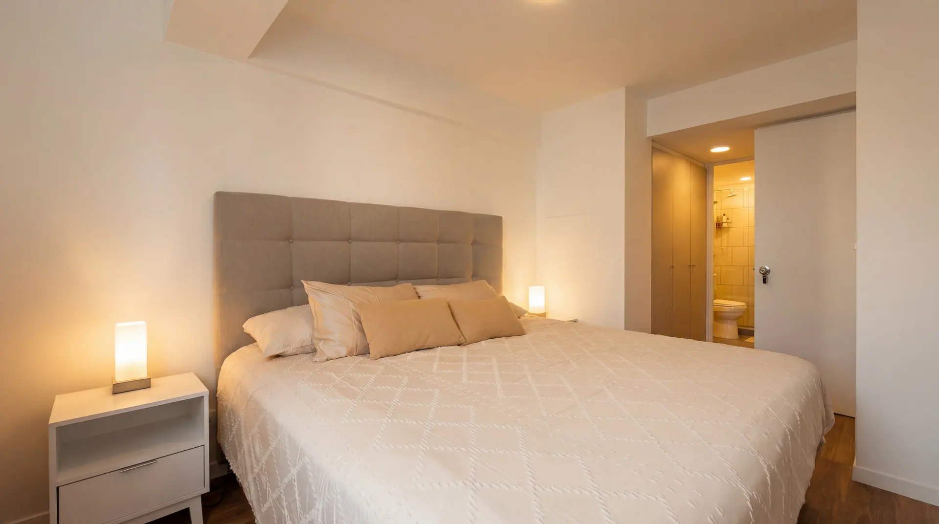 Dormitorio preparado entre reservas en un departamento de Airbnb administrado por Maison Nova, con cambio completo de ropa de cama