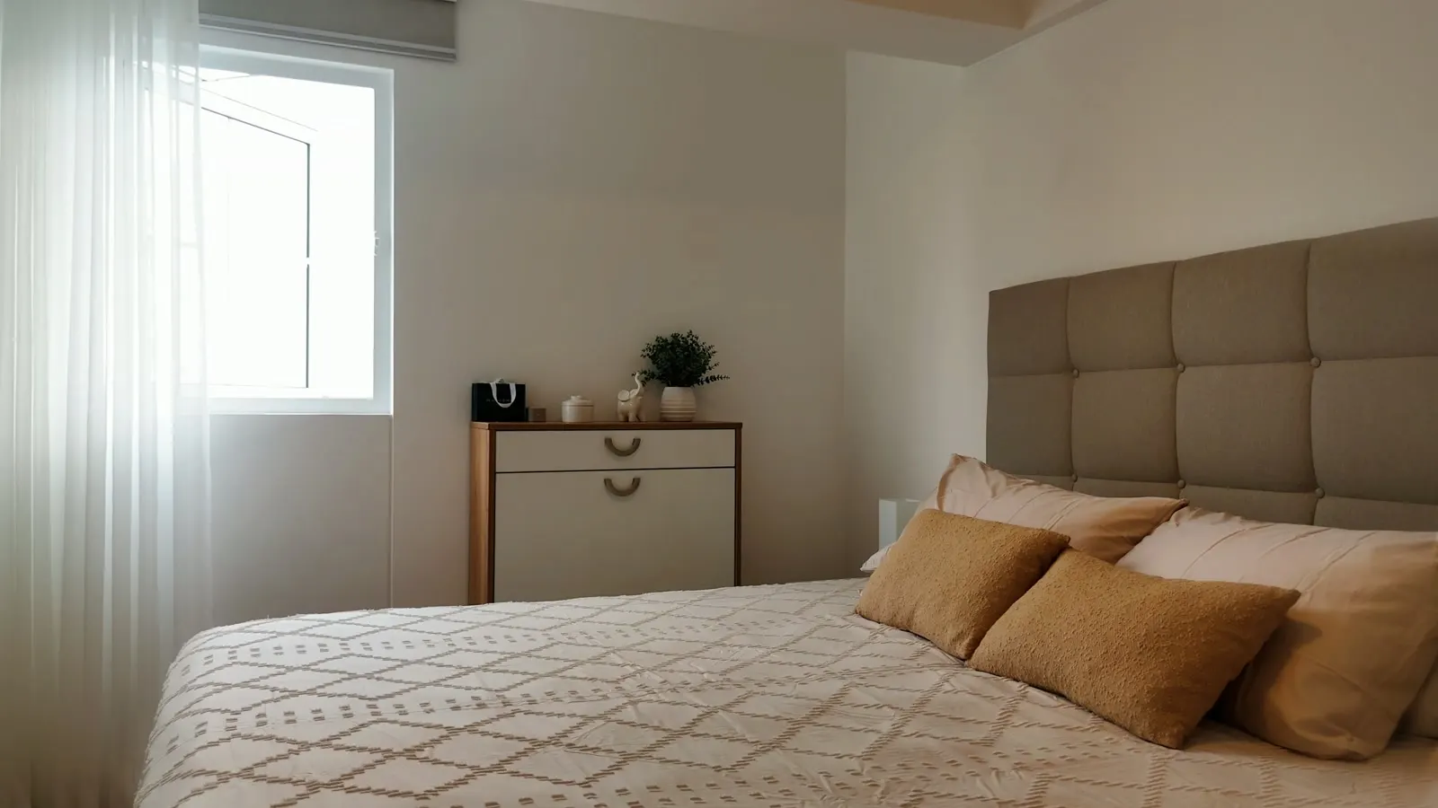 Primer plano de un dormitorio en un departamento de Airbnb administrado por Maison Nova en Lima